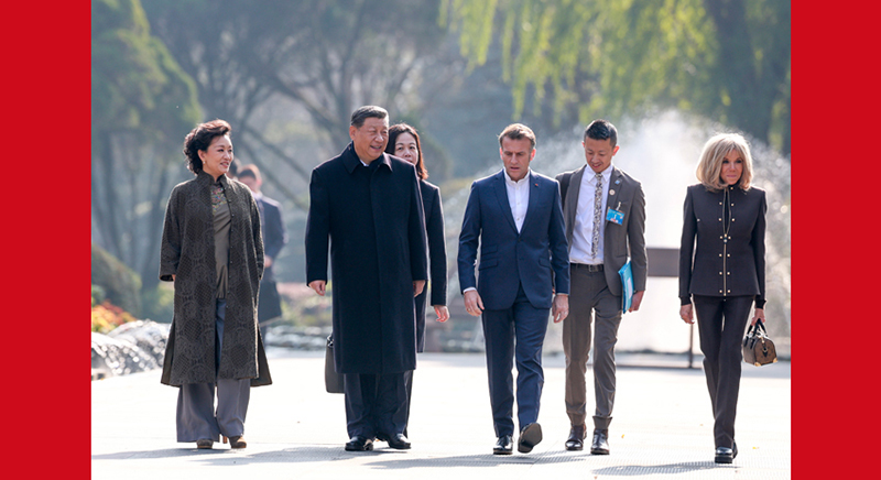 習(xí)近平同法國總統(tǒng)馬克龍?jiān)诔啥歼M(jìn)行友好交流